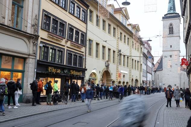 Erfurt vaccination action 24 11 2021 , Erfurt, vaccination action in the angel castle, a long queue pulls itself by the market street up to the cathedral place 13 00 oclock started the vaccination action, the vaccine went fast out