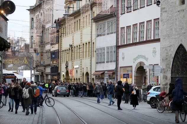 Erfurt vaccination action 24 11 2021 , Erfurt, vaccination action in the angel castle, a long queue pulls itself by the market street up to the cathedral place 13 00 oclock started the vaccination action, the vaccine went fast out