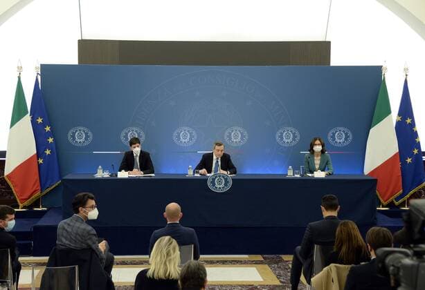 Photo IPP Fabio Cimaglia Rome 24 11 2021 Press conference at the end of the Council of Ministers In the photo the Minister of Health Roberto Speranza, Mario Draghi Prime Minister and the Minister for Regional Affairs and Autonomies Mariastella Gelmini 24 11 2021 Sala Polifunzionale d  0