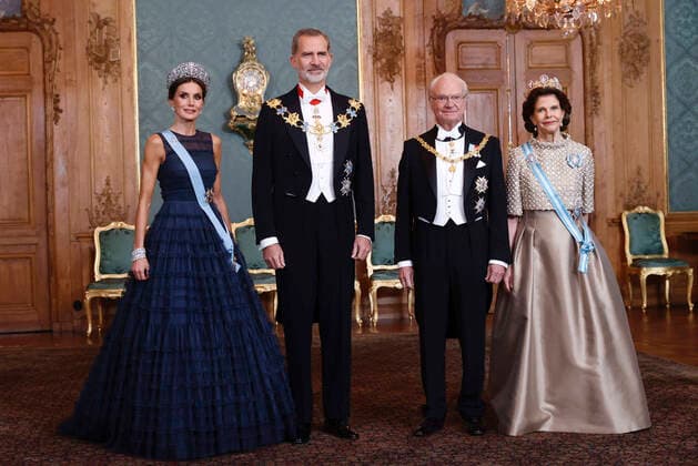 24-11-2021 Gala Queen Letizia, King Felipe, King Carl Gustaf, Queen Silvia pose before the statediner at the Royal Palace in Stockholm, Sweden. Â  Copyright: xPPEx
