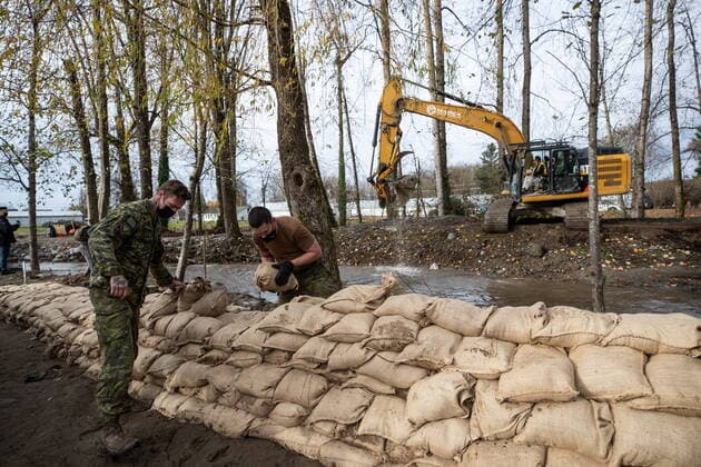 November 24, 2021, ABBOTSFORD, BC, CANADA: Members of the Canadian Forces build a temporary dike with sandbags behind houses on Clayburn Creek ahead of a rainfall warning Environment Canada has forecast for the region which is already affected by flooding, in Abbotsford, B.C., on Wednesday, November 24, 2021. ABBOTSFORD CANADA  - ZUMAc35_ 20211124_zaf_c35_139 Copyright: xDarrylxDyckx