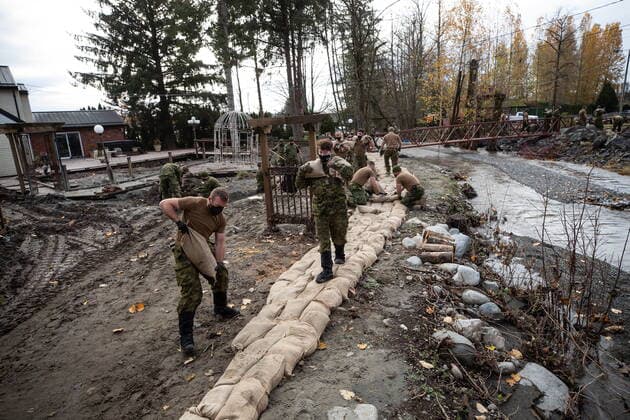 November 24, 2021, ABBOTSFORD, BC, CANADA: Members of the Canadian Forces build a temporary dike with sandbags behind houses on Clayburn Creek ahead of a rainfall warning Environment Canada has forecast for the region which is already affected by flooding, in Abbotsford, B.C., on Wednesday, November 24, 2021. ABBOTSFORD CANADA  - ZUMAc35_ 20211124_zaf_c35_140 Copyright: xDarrylxDyckx