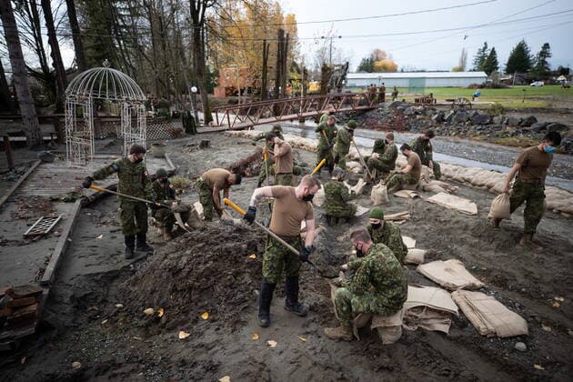 November 24, 2021, ABBOTSFORD, BC, CANADA: Members of the Canadian Forces fill sandbags as they create a temporary dike behind houses on Clayburn Creek ahead of a rainfall warning Environment Canada has forecast for the region which is already affected by flooding, in Abbotsford, B.C., on Wednesday, November 24, 2021. ABBOTSFORD CANADA  - ZUMAc35_ 20211124_zaf_c35_141 Copyright: xDarrylxDyckx
