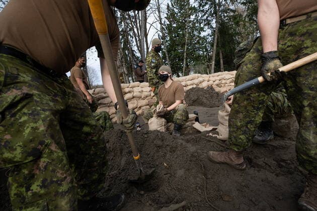 November 24, 2021, ABBOTSFORD, BC, CANADA: Members of the Canadian Forces fill sandbags as they create a temporary dike behind houses on Clayburn Creek ahead of a rainfall warning Environment Canada has forecast for the region which is already affected by flooding, in Abbotsford, B.C., on Wednesday, November 24, 2021. ABBOTSFORD CANADA  - ZUMAc35_ 20211124_zaf_c35_143 Copyright: xDarrylxDyckx