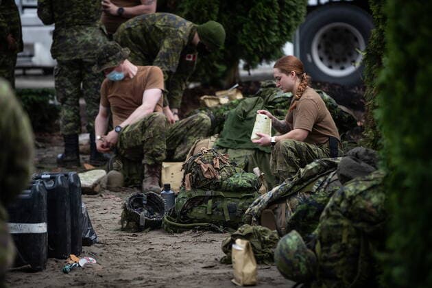 November 24, 2021, ABBOTSFORD, BC, CANADA: Members of the Canadian Forces take a break for lunch while filling sandbags ahead of a rainfall warning Environment Canada has forecast for the region which is already affected by flooding, in Abbotsford, B.C., on Wednesday, November 24, 2021. ABBOTSFORD CANADA  - ZUMAc35_ 20211124_zaf_c35_144 Copyright: xDarrylxDyckx