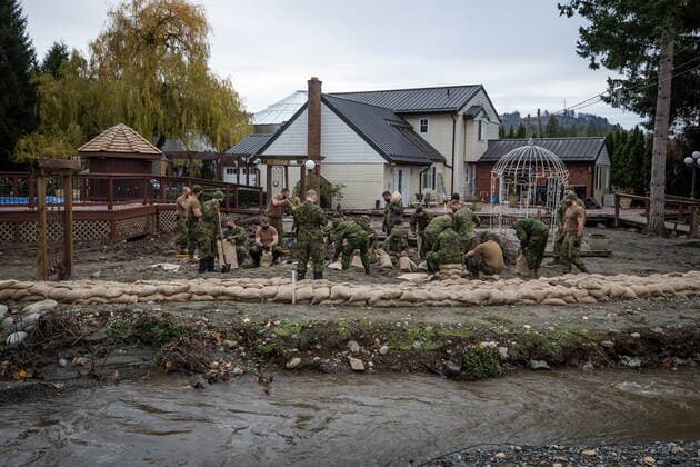 November 24, 2021, ABBOTSFORD, BC, CANADA: Members of the Canadian Forces fill sandbags as they build a temporary dike behind houses on Clayburn Creek ahead of a rainfall warning Environment Canada has forecast for the region which is already affected by flooding, in Abbotsford, B.C., on Wednesday, November 24, 2021. ABBOTSFORD CANADA  - ZUMAc35_ 20211124_zaf_c35_148 Copyright: xDarrylxDyckx