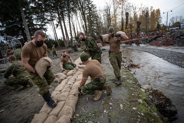 November 24, 2021, ABBOTSFORD, BC, CANADA: Members of the Canadian Forces build a temporary dike with sandbags behind houses on Clayburn Creek ahead of a rainfall warning Environment Canada has forecast for the region which is already affected by flooding, in Abbotsford, B.C., on Wednesday, November 24, 2021. ABBOTSFORD CANADA  - ZUMAc35_ 20211124_zaf_c35_149 Copyright: xDarrylxDyckx
