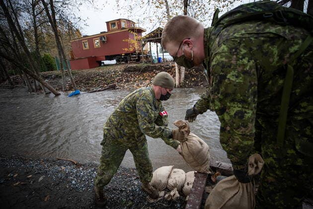 News Bilder des Tages November 24, 2021, ABBOTSFORD, BC, CANADA: Members of the Canadian Forces build a temporary dike with sandbags behind houses on Clayburn Creek ahead of a rainfall warning Environment Canada has forecast for the region which is already affected by flooding, in Abbotsford, B.C., on Wednesday, November 24, 2021. ABBOTSFORD CANADA  - ZUMAc35_ 20211124_zaf_c35_151 Copyright: xDarrylxDyckx