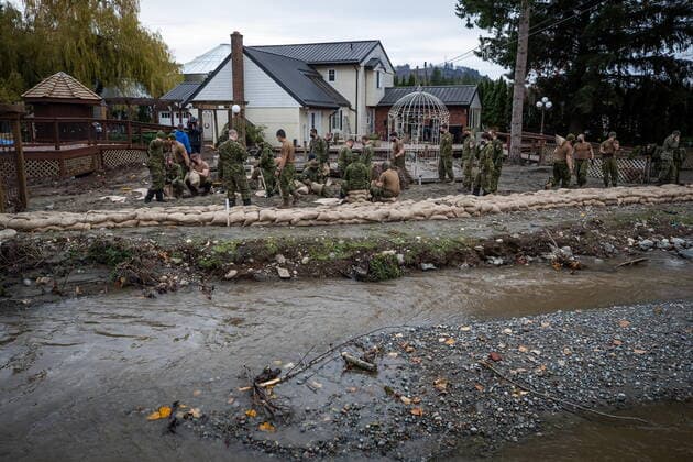 November 24, 2021, ABBOTSFORD, BC, CANADA: Members of the Canadian Forces fill sandbags as they build a temporary dike behind houses on Clayburn Creek ahead of a rainfall warning Environment Canada has forecast for the region which is already affected by flooding, in Abbotsford, B.C., on Wednesday, November 24, 2021. ABBOTSFORD CANADA  - ZUMAc35_ 20211124_zaf_c35_153 Copyright: xDarrylxDyckx