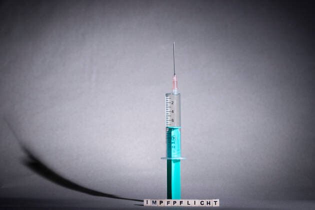 Corona virus: Vaccination and compulsory vaccination Corona in Österreich: Aufgrund der stetig steigenden Infektionszahlen und der damit verbundene Mehrbelastunf der Spitäler beschloß die österreichische Regierung eine Impfpflicht. Bild: Spritze mit Kanüle und Buchstabenwürfel ,, Impfpflicht . Wien, Österreich. 25.11.2021