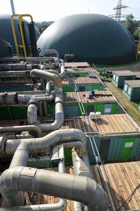 Germany, Biogas DEUTSCHLAND, Ottersberg, Benas Biopower GmbH, in der Biogasanlage werden ca. 100.000 t Biomasse vergoren, installierte elektrische Leistung 11,48 MW, Biogas-Aufbereitungsanlage, die 650 mÂ³ Erdgas bzw. Biomethan pro Stunde in das Erdgasnetz einspeist, Gärtank und BHKWÂ s Ottersberg Niedersachsen Germany