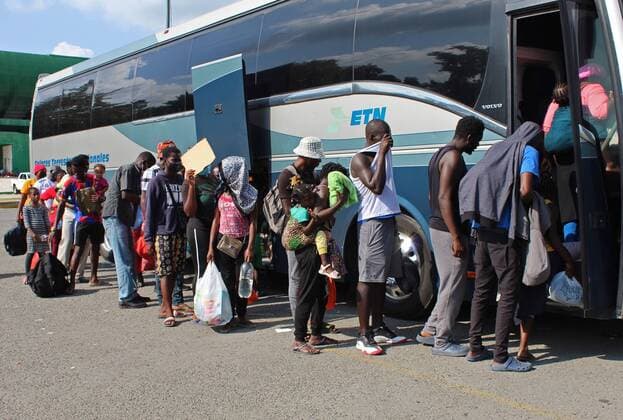 Migrants line up to enter a bus in the municipality of Tapachula, Chiapas state, Mexico, 25 November 2021. Thousands of migrants stranded in the Mexican city of Tapachula, on the border with Guatemala, seek this Thursday to leave in a new caravan to the north, while the Mexican National Migration Institute (INM) announced that every day it will transfer them by buses to other states, and then it will regularize their stay. Mexico s migration authorities seek to speed up transfers to avoid a new caravan !ACHTUNG: NUR REDAKTIONELLE NUTZUNG!  Copyright: xJuanxManuelxBlancox MEX7990 20211125-08c0636107b731fc391bb1bb4fac89f645071961