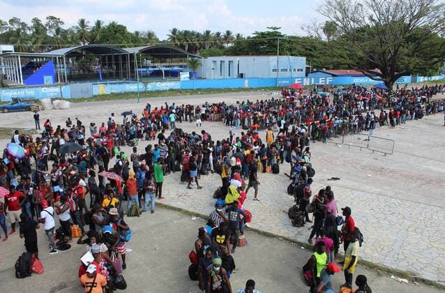 Thousands of migrants line up as they wait to be transferred in the municipality of Tapachula, Chiapas state, Mexico, 25 November 2021. Thousands of migrants stranded in the Mexican city of Tapachula, on the border with Guatemala, seek this Thursday to leave in a new caravan to the north, while the Mexican National Migration Institute (INM) announced that every day it will transfer them by buses to other states, and then it will regularize their stay. Mexico s migration authorities seek to speed up transfers to avoid a new caravan !ACHTUNG: NUR REDAKTIONELLE NUTZUNG!  Copyright: xJuanxManuelxBlancox MEX7986 20211125-5e40596f871c373487d856098f49832341b26ba6