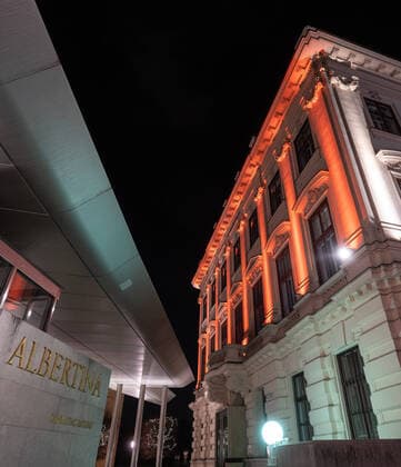 Architektur von Hans Hollein 20211125 Orange the World - 16 Days against Violence on Women in Austria VIENNA, AUSTRIA - NOVEMBER 25: On the occasion of the international initative Orange The World , a campaign against violence on women organized by UN Women Albertina is illuminated in orange at Albertinaplatz on November 25, 2021 in Vienna, Austria. WIEN, OESTERREICH - 25. NOVEMBER: Im Rahmen der internationalen Initative Orange the World , einer Kampagne gegen Gewalt an Frauen, organisiert von UN Women erstrahlt die Albertina in Orange am Albertinaplatz am 25. November 2021 in Vienna, Austria. 211125_SEPA_32_024 Copyright: xMartinxJuenx SEPAxMedia