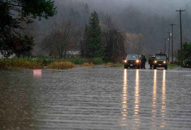 November 25, 2021, ABBOTSFORD, BC, CANADA: Abbotsford police speak to members of the Canadian Forces at the end of a flooded road in Abbotsford, B.C., Thursday, November 25, 2021. ABBOTSFORD CANADA  - ZUMAc35_ 20211125_zaf_c35_106 Copyright: xJonathanxHaywardx
