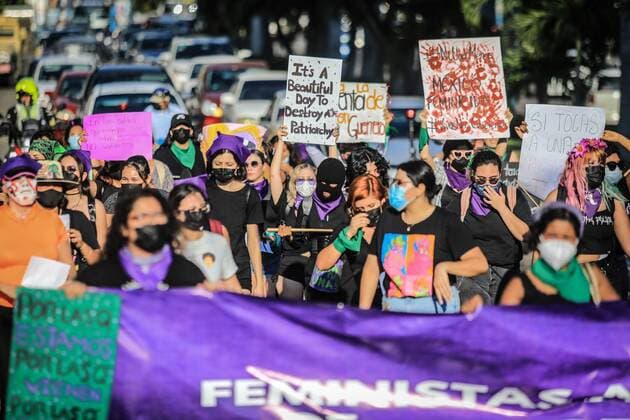 Feminist groups demonstrate on the occasion of the International Day for the Elimination of Violence against Women, in Acapulco, Guerrero state, Mexico, 25 November 2021. Activists and citizens in general raised their voices this Thursday in Acapulco to demand justice for the repeated femicides that occur in Mexican territory and against gender violence. Protest in the Mexican city of Acapulco to demand justice for femicides !ACHTUNG: NUR REDAKTIONELLE NUTZUNG!  Copyright: xDavidxGuzmanx MEX8069 20211126-1217a74f8efba7e1f0d67bcbf8b5d9a62a6722bc