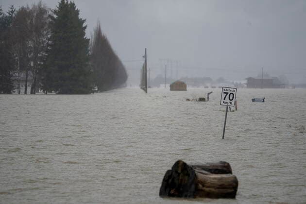 November 25, 2021, ABBOTSFORD, BC, CANADA: Debris is seen along a flooded road in Abbotsford, B.C., Thursday, November 25, 2021. ABBOTSFORD CANADA  - ZUMAc35_ 20211125_zaf_c35_122 Copyright: xJonathanxHaywardx