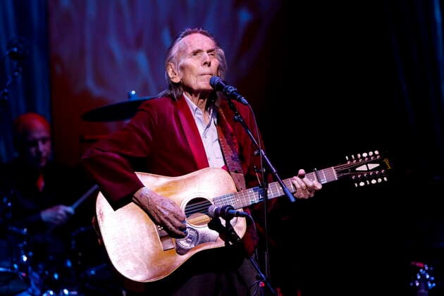 November 25, 2021, TORONTO, ON, Canada: Gordon Lightfoot performs during the first concert at the newly re-opened Massey Hall in Toronto, Thursday, Nov. 25, 2021. TORONTO Canada  - ZUMAc35_ 20211125_zaf_c35_137 Copyright: xColexBurstonx