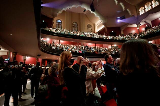 November 25, 2021, TORONTO, ON, Canada: People take photos as Gordon Lightfoot is awarded the key to the city by Toronto Mayor John Tory during the first concert at the newly re-opened Massey Hall in Toronto, Thursday, Nov. 25, 2021. TORONTO Canada  - ZUMAc35_ 20211125_zaf_c35_139 Copyright: xColexBurstonx