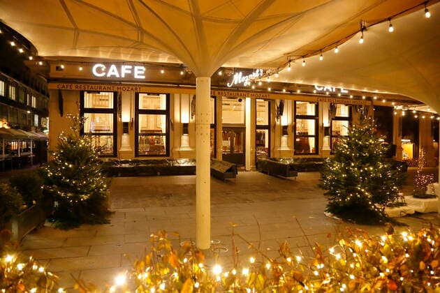 Corona crisis 4 hard lockdown 25 11 21 Vienna, 25 11 2021 Corona pandemic, Corona, Corona virus, CoV 2, Covid 19, Sars, virus, viral infection, pandemic, Corona crisis, viral disease, Coronavirus, SARS CoV 2 Closed Cafe Mozart Kaffeehaus Lokal Restaurant Christmas lights Advent season Christmas tree Christmas trees Christmas trees Vienna Austria AVN101002519082