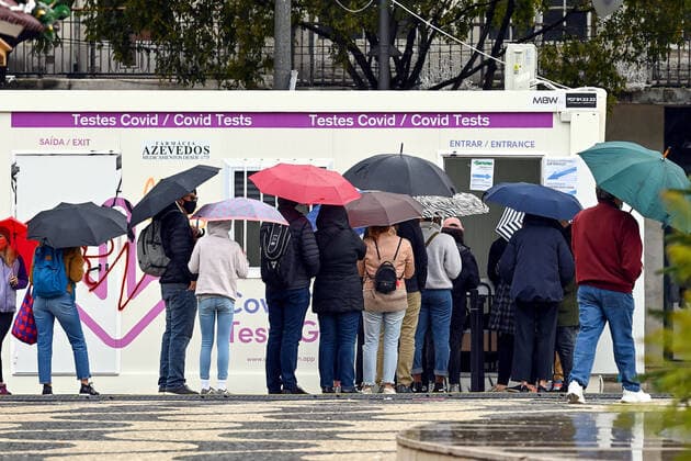 Lisbon, Portugal 25 11 2021 on Lisbon pre-Christmas v l , people face a COVID 19 test centre, pandemic Copyright: JoaquimxAraujo