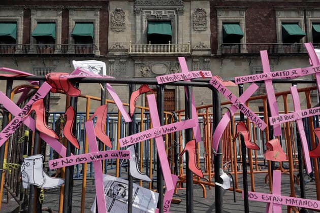 International Day For The Elimination Of Violence Against Women Pink crosses outside the National Palace placed by various feminist organisations and collectives who marched from the Angel of Independence to the Zocalo in Mexico City, on the occasion of the International Day for the Elimination of Violence against Women. Mexico City Mexico  Copyright: xGerardoxVieyrax originalFilename:vieyra-notitle211125_npdCI.jpg
