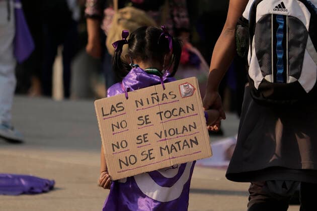 International Day For The Elimination Of Violence Against Women A girl carries a sign on her back before marching from the Angel of Independence to the Zocalo in Mexico City to mark the International Day for the Elimination of Violence against Women. Mexico City Mexico  Copyright: xGerardoxVieyrax originalFilename:vieyra-notitle211125_npHv2.jpg