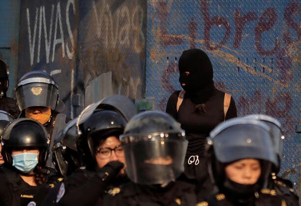 International Day For The Elimination Of Violence Against Women Members of the Feminist Black Bloc, march from the Angel of Independence to the Zocalo in Mexico City, on the occasion of the International Day for the Elimination of Violence against Women. Mexico City Mexico  Copyright: xGerardoxVieyrax originalFilename:vieyra-notitle211125_npX07.jpg