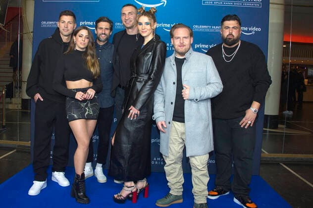 Bilder des Jahres 2021, Entertainment 11 November Entertainment Themen der Woche KW47 Entertainment Bilder des Tages Andreas Ferber, Vanessa Mai, Tom Beck, Wladimir Klitschko, Stefanie Giesinger, Axel Stein und Summer Cem bei der Premiere der Amazon-Serie Celebrity Hunted im Zoo Palast. Berlin, 25.11.2021 *** Andreas Ferber, Vanessa Mai, Tom Beck, Wladimir Klitschko, Stefanie Giesinger, Axel Stein and Summer Cem at the premiere of the Amazon series Celebrity Hunted at Zoo Palast Berlin, 25 11 2021 Foto:xC.xBehringx xFuturexImage