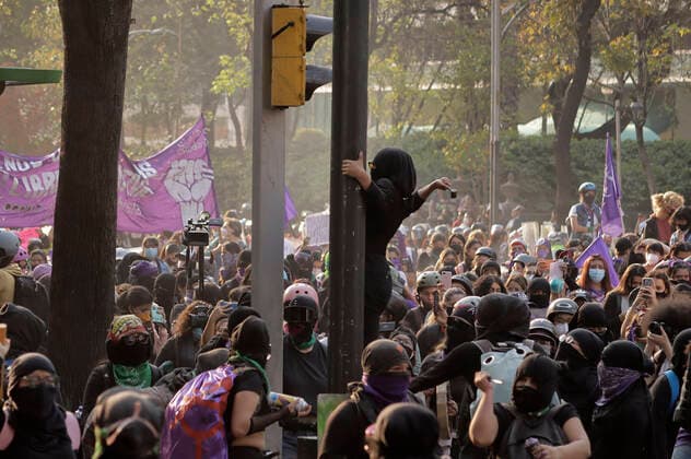 International Day For The Elimination Of Violence Against Women Members of the Feminist Black Bloc smash video surveillance cameras during the march from the Angel of Independence to the Zocalo in Mexico City, on the occasion of the International Day for the Elimination of Violence against Women. Mexico City Mexico  Copyright: xGerardoxVieyrax originalFilename:vieyra-notitle211125_np8jn.jpg