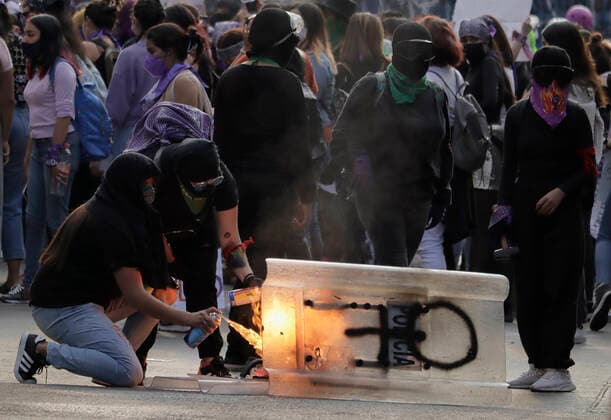 International Day For The Elimination Of Violence Against Women Members of the Feminist Black Bloc burn a police officer s shield during a march from the Angel of Independence to the Zocalo in Mexico City to mark the International Day for the Elimination of Violence against Women. Mexico City Mexico  Copyright: xGerardoxVieyrax originalFilename:vieyra-notitle211125_npIRl.jpg