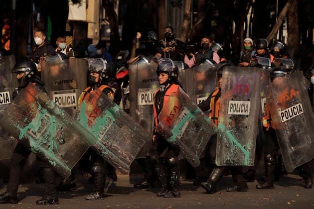 International Day For The Elimination Of Violence Against Women Police officers guard the march from the Angel of Independence to the Zocalo in Mexico City to mark the International Day for the Elimination of Violence against Women. Mexico City Mexico  Copyright: xGerardoxVieyrax originalFilename:vieyra-notitle211125_npNz6.jpg