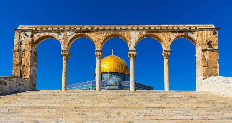 Jerusalem, Israel - October 12, 2017: Temple Mount with gateway arches leading to Dome of the Rock Islamic monument and Dome of the Chain shrine in Jerusalem Old City  BEW1DD2BE67