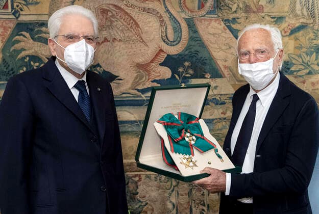 Bilder des Jahres 2021, Entertainment 11 November Entertainment Themen der Woche KW47 November 26, 2021, ROMA: A handout photo made available by Quirinale Palace Press Office shows Italian president Sergio Mattarella (L) and Italian fashion designer Giorgio Armani, on the occasion of the awarding of the title of Knight of the Grand Cross of the Order of Merit of the Italian Republic, Rome, November 26, 2021. ANSA PAOLO GIANDOTTI - QUIRINALE PRESS OFFICE ++HO - NO SALES EDITORIAL USE ONLY+ ROMA - ZUMAa110 20211126_zaf_a110_032 Copyright: xPaoloxGiandottix