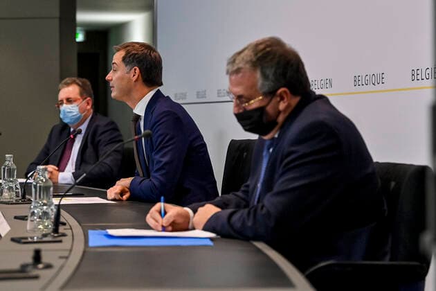 Prime Minister Alexander De Croo (C) pictured during a press conference after a meeting of the consultative committee with ministers of the Federal government, the regional governments and the community governments, to discuss the rising Covid-19 infections, Friday 26 November 2021 in Brussels.  DIRKxWAEM 3143820