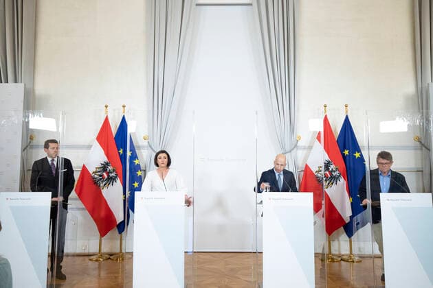 Federal Chancellery Vienna: Press conference regarding the topic ,,corona short-term work Bundeskanzleramt Wien: Pressekonferenz mit dem Thema ,,Corona-Kurzarbeit . Im Bild: Arbeitsminister Martin Kocher, Tourismusministerin Elisabeth Köstinger (ÖVP), Wirtschaftskammer-Präsident Harald Mahrer (ÖVP) und ÖGB-Präsident Wolfgang Katzian (SPÖ). Wien, Österreich. 26.11.2021