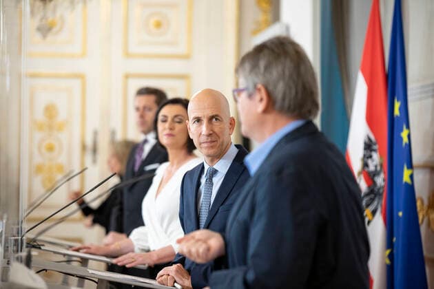 Federal Chancellery Vienna: Press conference regarding the topic ,,corona short-term work Bundeskanzleramt Wien: Pressekonferenz mit dem Thema ,,Corona-Kurzarbeit . Im Bild: Arbeitsminister Martin Kocher, Tourismusministerin Elisabeth Köstinger (ÖVP), Wirtschaftskammer-Präsident Harald Mahrer (ÖVP) und ÖGB-Präsident Wolfgang Katzian (SPÖ). Wien, Österreich. 26.11.2021