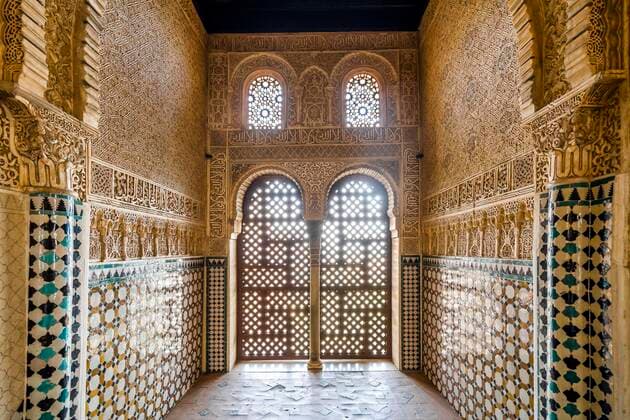  Arabische Innenräume des Nasridenpalastes der Alhambra-Palastanlage in Granada, Andalusien, Spanien, Europa *** Arabic interiors of the Nasrid palace of the Alhambra palace complex in Granada, Andalusia, Spain, Europe Copyright: imageBROKER/EunikaxSopotnicka ibxeso07162572.jpg