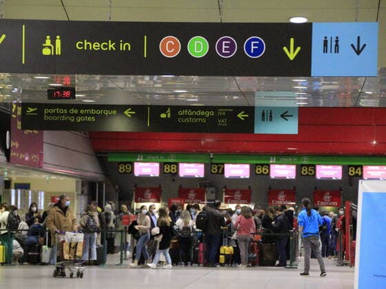 (INT) Government of Portugal adopts new measures on flights to contain the advance of Covid-19. November 26, 2021, Lisbon, Portugal. Passenger movement at the Humberto Delgado International Airport, in Lisbon, on Friday, November (26). The Portuguese government has introduced new measures to contain the growth of the covid-19 pandemic and some of the new rules affect arrivals in the country by by air. Credit: Edson de Souza TheNews2  Copyright: xEdsonxdexSouzax