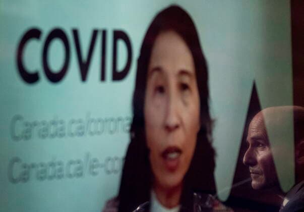Kanada, Pressekonferenz zur aktuellen Corona-Lage in Ottawa November 26, 2021, Ottawa, ON, Canada: Health Minister Jean-Yves Duclos is reflected on a television screen as Chief Public Health Officer Theresa Tam appears at a news conference by video conference, Friday, November 26, 2021 in Ottawa. Ottawa Canada  - ZUMAc35_ 20211126_zaf_c35_087 Copyright: xAdrianxWyldx