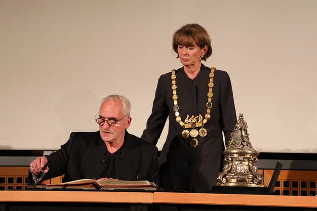 Heinrich Böll Prize 2021 Wallraff Richartz Museum Cologne Germany 26 11 2021 Left Prize winner Jose F A Oliver Right Lord Mayor Henriette Reker