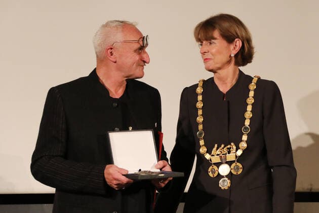 Heinrich Böll Prize 2021 Wallraff Richartz Museum Cologne Germany 26 11 2021 Left Prize winner Jose F A Oliver Right Lord Mayor Henriette Reker