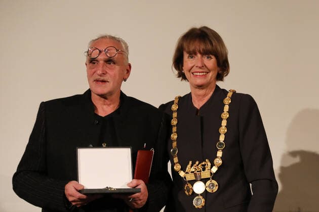 Heinrich Böll Prize 2021 Wallraff Richartz Museum Cologne Germany 26 11 2021 Left Prize winner Jose F A Oliver Right Lord Mayor Henriette Reker