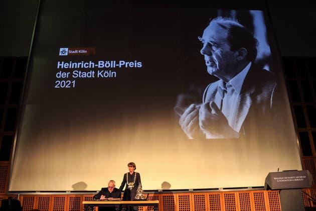 Verleihung Heinrich-Böll-Preis 2021 Wallraff-Richartz-Museum Köln Deutschland 26.11.2021 Links: Preisträger Jose F.A. Oliver Rechts: Oberbürgermeisterin Henriette Reker