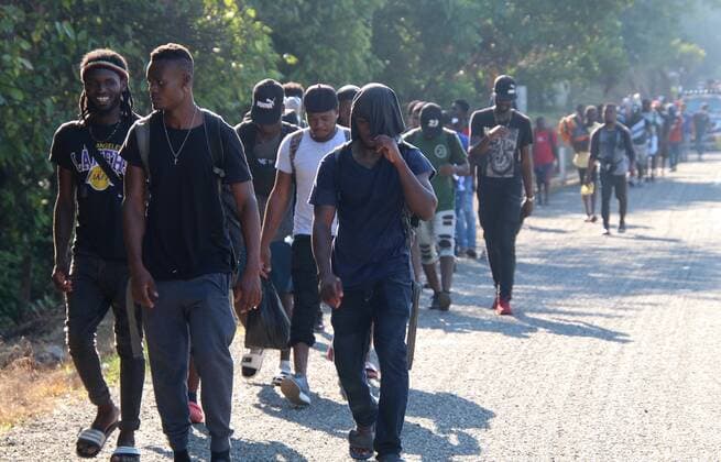 Hundreds of Central American migrants walk today, in the municipality of Tapachula in the state of Chiapas, Mexico 26 November 2021. Three new caravans of migrants have left Tapachula (southeastern state of Chiapas) in the last hours with the aim of advancing to Mexico City to try to obtain documents that regulate your immigration status. Three new caravans leave Tapachula for Mexico City !ACHTUNG: NUR REDAKTIONELLE NUTZUNG!  Copyright: xJuanxManuelxBlancox MEX8183 20211126-192e7234aaf78c236ef3f21eff43a820fea25648