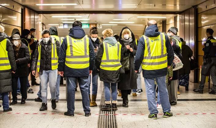 Coronavirus in Bayer, Kontrolle der Masken-Pflicht und 3G Regeln im ÖPNV November 26, 2021, Munich, Bavaria, Germany: Munich police and personnel from the MoÂ¼nchner Verkehrsgesellschaft check passengers exiting at the Stachus station for proof of vaccination or valid testing. Due to controls taking place largely only at Stachus over the past week, anti-maskers and anti-vaxxers have felt relatively safe in trains so long as they avoid the station, using Facebook and Telegram groups to inform others of control points to avoid. Just prior to this scene, anti-maskers simply continued one station further to avoid being stopped by police. Munich Germany - ZUMAb160 20211126_zbp_b160_005 Copyright: xSachellexBabbarx