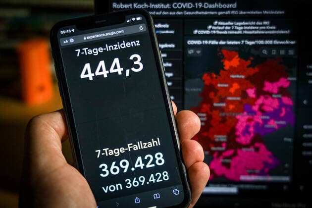 Coronavirus in Germany Covid 19 Dashboard of the Robert Koch Institute 27 11 2021 Robert Koch Institute 7 days incidence 444.3 7 days number of cases 369 428 COVID 19 cases 5 717 295 addition by 67 125 the previous day COVID 19 deaths 100 779 addition by 303 compared with the previous day