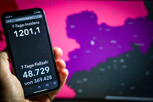 Coronavirus in Germany Covid 19 Dashboard of the Robert Koch Institute DEU, Germany, Saxony 27 11 2021 The 7-day incidence for the state Cases last 7 days 100 000 PE is displayed on an iPhone, in the background Saxony is displayed on the dashboard of the RKI