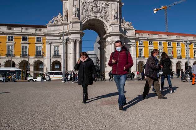 Daily Life In Lisbon Amid COVID-19 Pandemic People wearing protective masks take walks near Praca de Comercio, Lisbon. November 26, 2021. The Portuguese government decreed a state of emergency starting December 1 due to the covid-19 pandemic, considering that the country is not as well as it should be: for several weeks now the country has been climbing up the risk matrix, with an increasing number of new daily infections, deaths and admissions to hospital. The new measures include the return of the mandatory use of masks, increased testing and a week of containment in January. Lisbon Portugal  Copyright: xJorgexMantillax originalFilename:mantilla-notitle211126_npecW.jpg