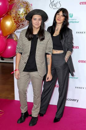 Diana Kinnert with company at the 10 presentation of the EMOTION Award 2021 at the Curio Haus Hamburg, 26 11 2021 Foto:xgbrcix xFuturexImage